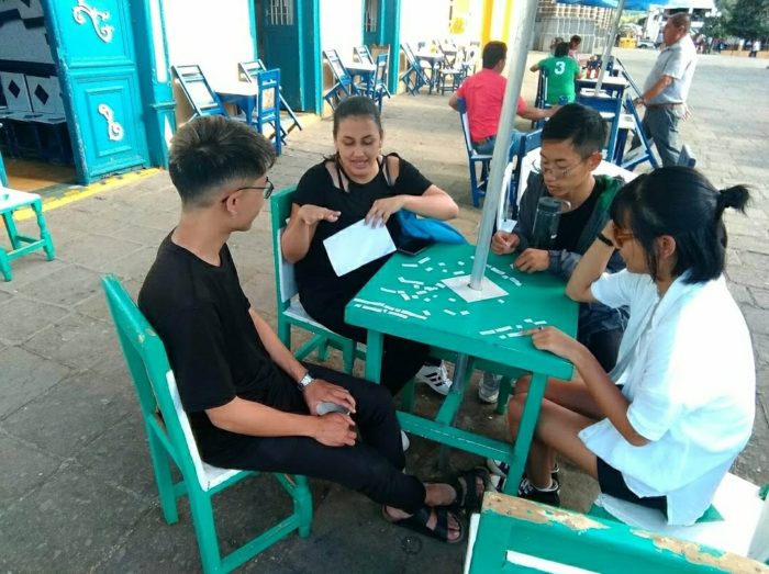 Estudiantes de español en la plaza principal de Jardín